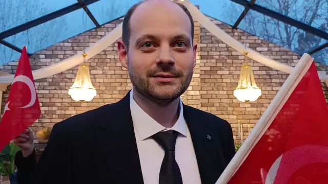 Nişan töreninde bayrak saygısı