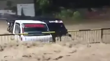 Fırtına sonrası yıkılmış altyapı ve sel sularının çekildiği alan