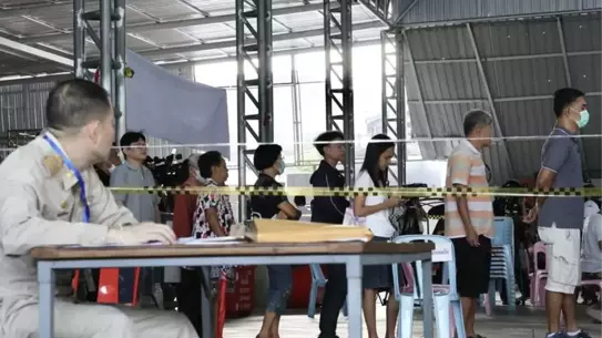 Erken seçimlerde oy kullanan Tayland seçmenleri