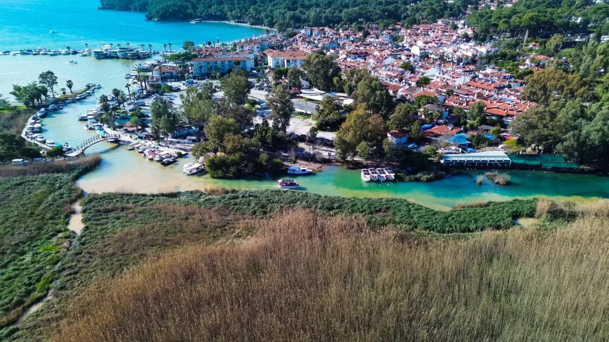 Akyaka Sahilinde Fırtına Sonrası Deniz Kahverengiye Döndü