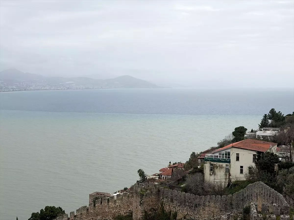 Alanya’da Şiddetli Sağanak Sonrası Oba Çayı’nın Çamurlu Suyu Sahilleri Kahverengiye Döndürdü