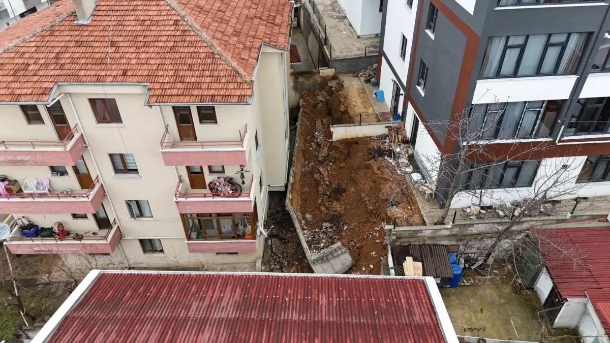 Gölbaşı’nda Büyük İstinat Duvarı Çöküşü, 4 Apartmana Tahliye Emri Verildi