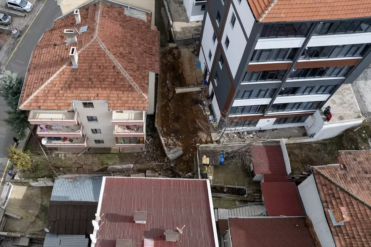 Gölbaşı'nda İstinat Duvarı Çöküşü Sonrası 4 Katlı Bina ve Apartmanlar Tahliye Edildi