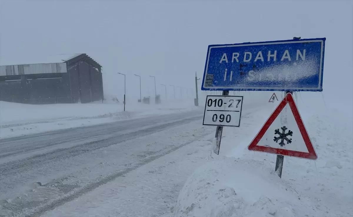 Ardahan’da Şiddetli Kar ve Tipi Ulaşımı Felçledi