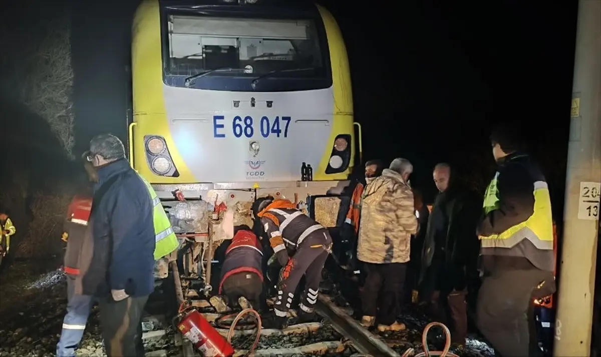 Balıkesir'de Yolcu Treni Lokomotifinin Raydan Çıkması: Kaya Düşmesi Olayı