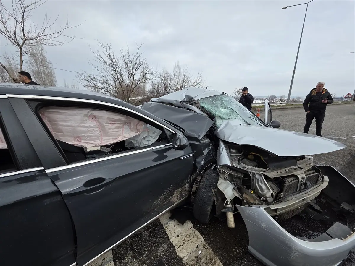 Bingöl'de Yol Kazağı: Baba ve Oğul Hayatını Kaybetti, 4 Kişi Yaralı