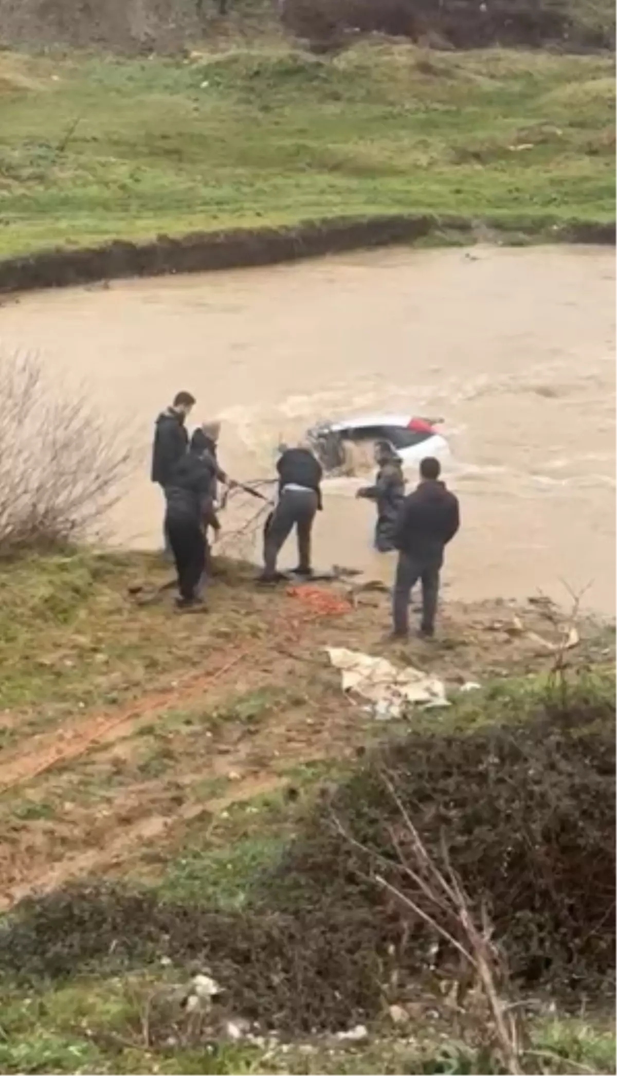 Bolu’da Şiddetli Yağış Sonrası Araç Dereye Sığdı, Sürücü Sağ Salim Kurtuldu