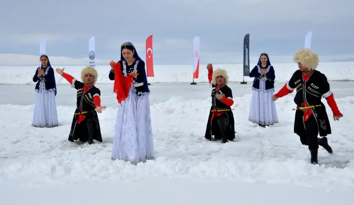 Çıldır Gölü'nde Renkli Buz Şenliği: Patencilik, Hokey ve Atlı Kızak Coşkusu