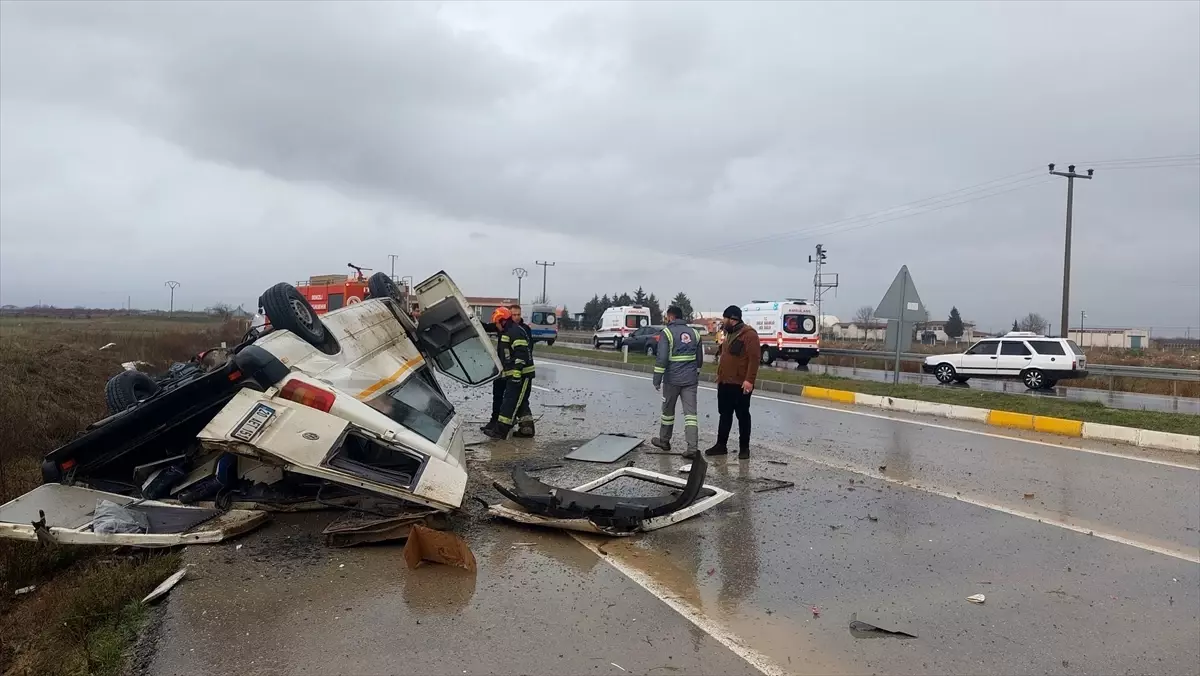 Denizli Çivril'de Minibüs Kazası: İki Yaralı