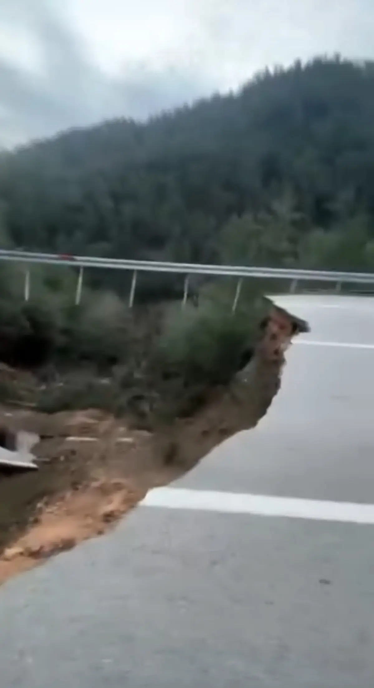 Kumluca‑Kemer Karayolunda Heyelan: 10 Metrelik Çukur Oluştu, Trafik Tek Şeritten Sağlanıyor