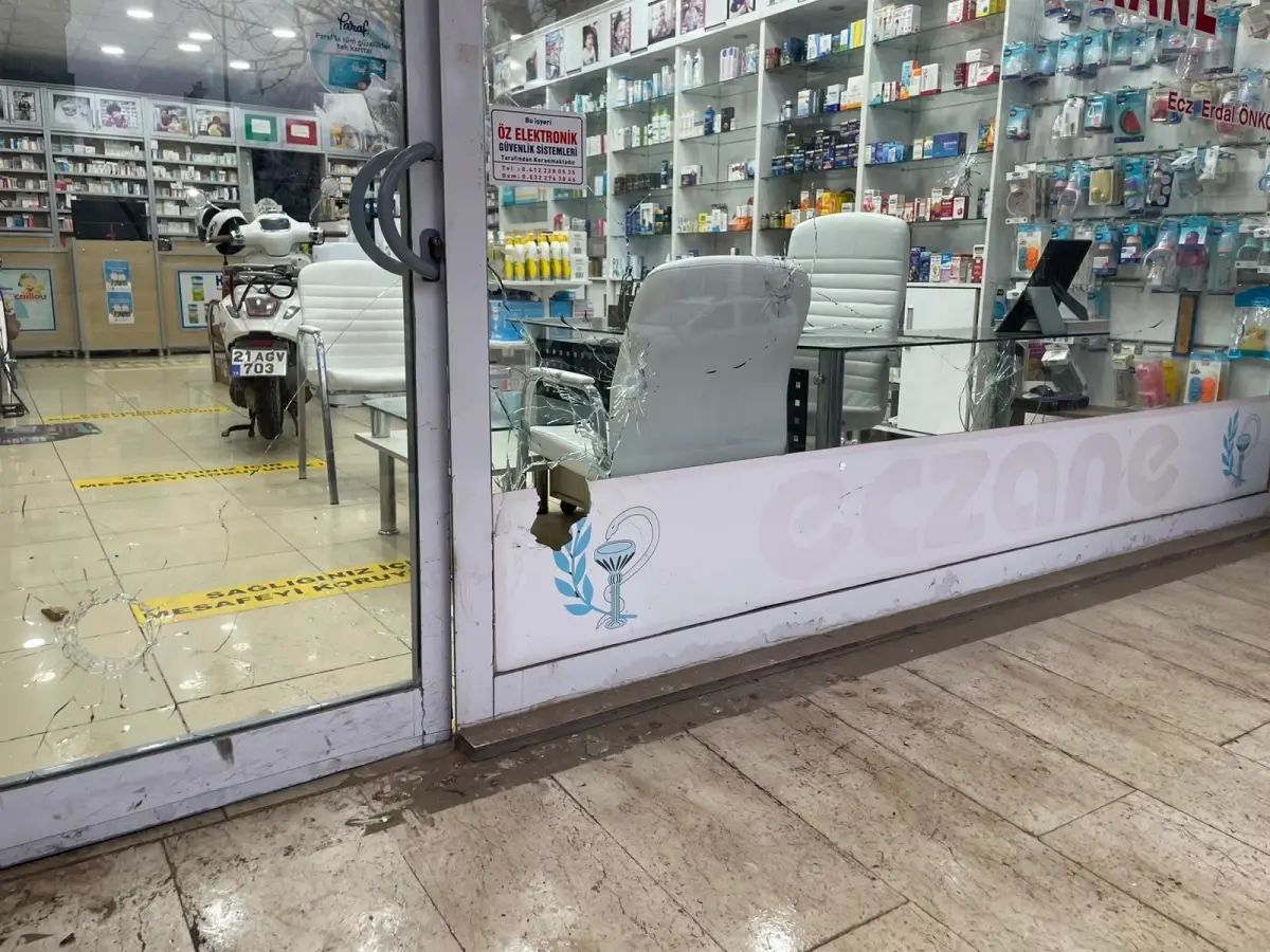 Diyarbakır Kayapınar’da Kapalı Eczaneye Silahlı Saldırı Güvenlik Kameralarına Yansıdı