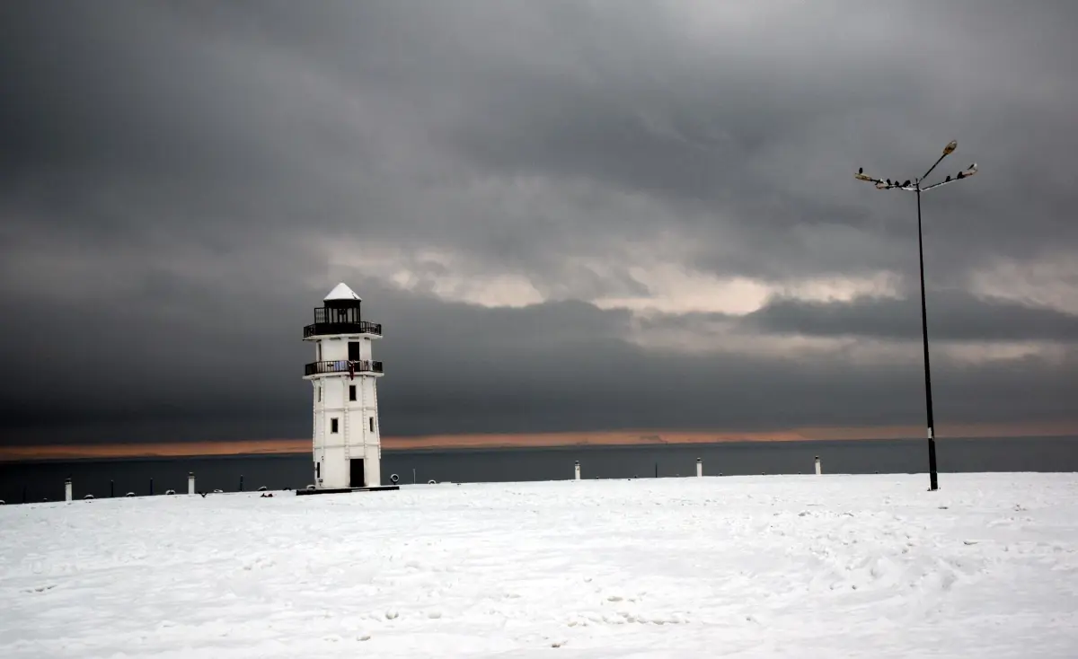 Erciş’te Bembeyaz Manzara: Kar Yağışı Şehrin Sokaklarını Dönüştürdü