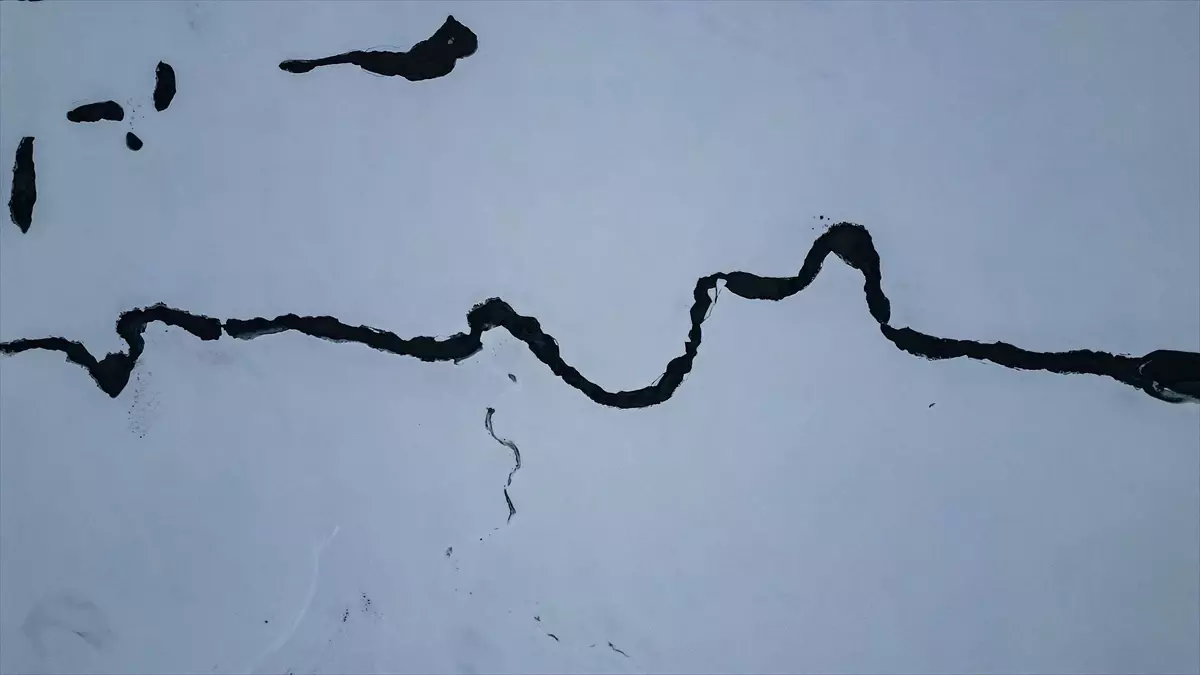 Karayazı’da Bembeyaz Kış Manzaraları Göz Kamaştırıyor