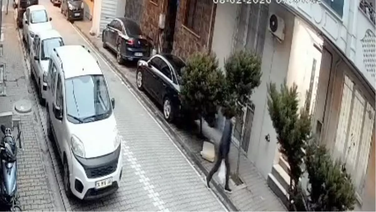 Esenyurt’ta Kaldırıma Park Edilen Araçlara Çizim Yapan Şüpheli Güvenlik Kameralarında Görüldü