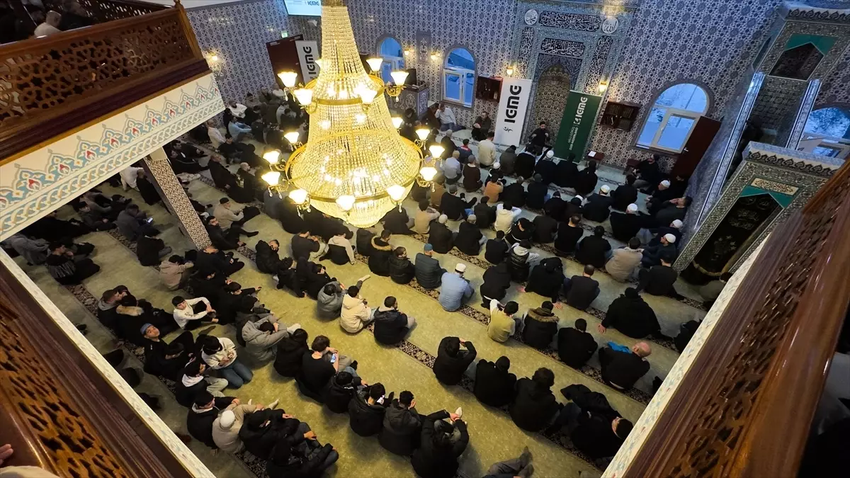 Hollanda’da 1.000 Genç Yıldız İslam Merkezi’nde Sabah Namazı İçin Buluştu