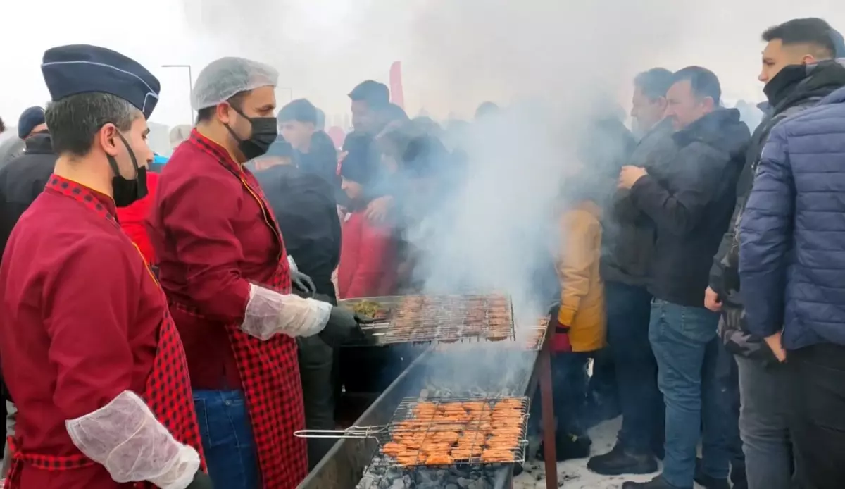 Muş'ta Bembeyaz Kar Festivali: Yamaç Paraşütü ve Kayak Gösterileri Şehrin Sokaklarını Renklendirdi