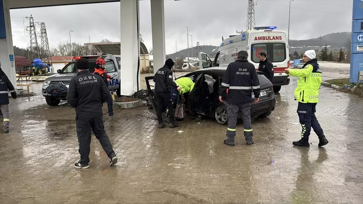 Karabük'ün Eflani İlçesinde LPG İstasyonuna Çarpan Araçta 5 Yaralı