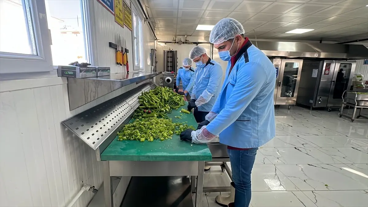 Erciş’te Kışın Sıcak Yemek Dağıtımı Engelli ve Yaşlıları Destekliyor