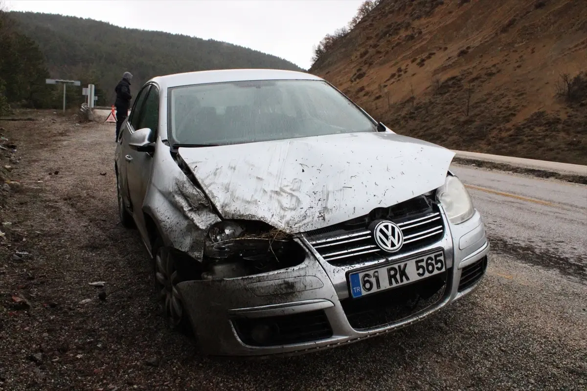 Kastamonu’da Kayak Yolunda Refüje Çarpan Araçta 3 Yaralı