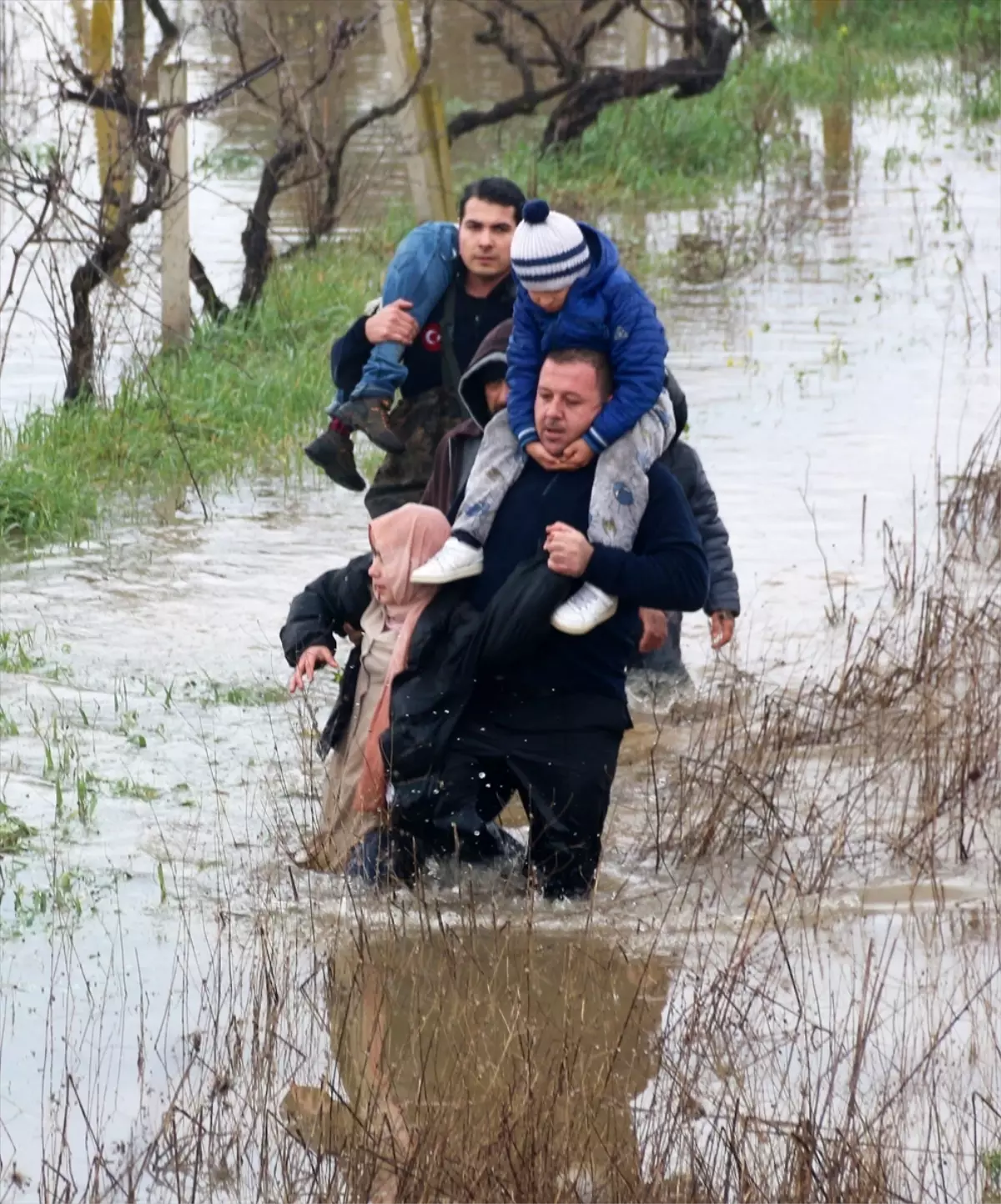 Yunusemre'de Sel Felaketi: Baba ve Dört Çocuğu Nehirde Mahsur Kaldı