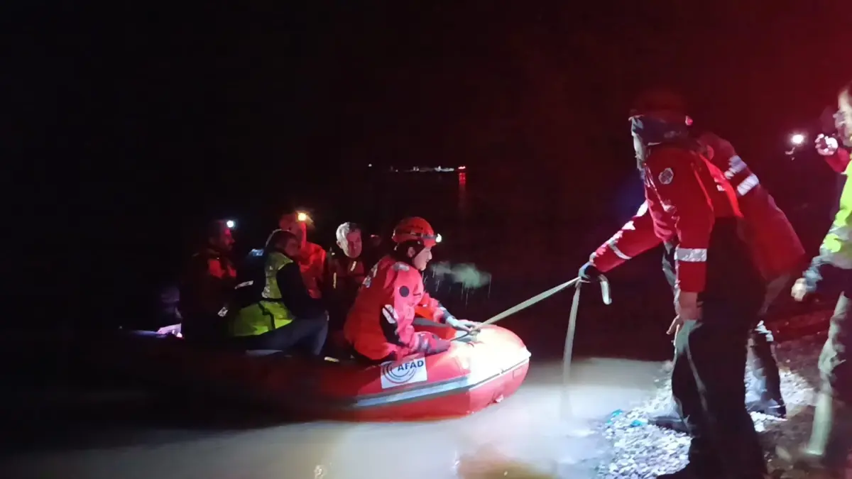 Edirne'de Meriç Nehri Seline Yakalanan İki İşçi AFAD'dan Kurtarıldı