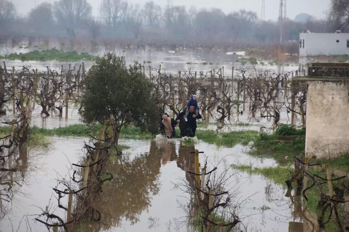 Manisa’da Sel Felaketi: Gediz Nehri’ni Aşan Sulara Mahsur Kalan Aile İtfaiye Ekipleri Tarafından Kurtarıldı