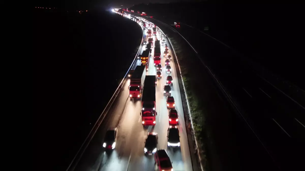 Anadolu Otoyolu'nda Kamyon ve TIR Çarpıştı, Sürücü Yaralandı