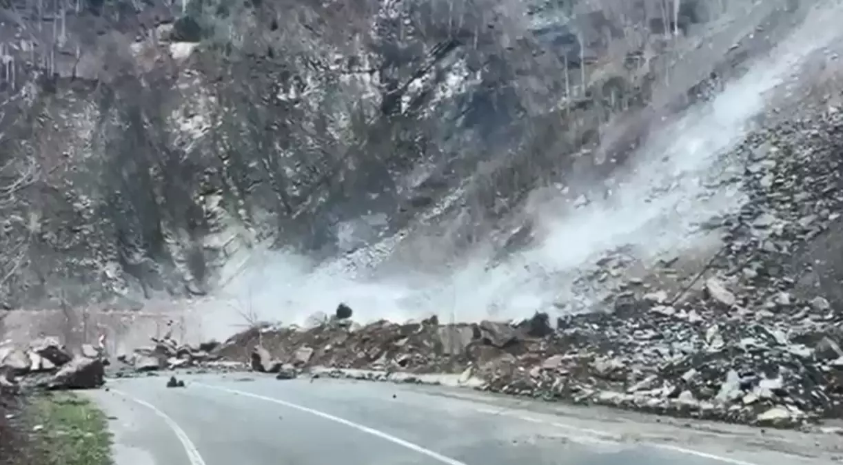 Rize Çayeli'de Heyelan: Kaptanpaşa Köyü Yolu Kapandı