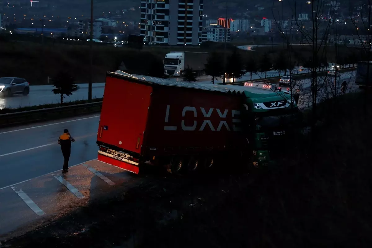 Samsun’da Yağışlı Havada Tır Kontrolünü Kaybetti, Sürücü Hafif Yaralandı