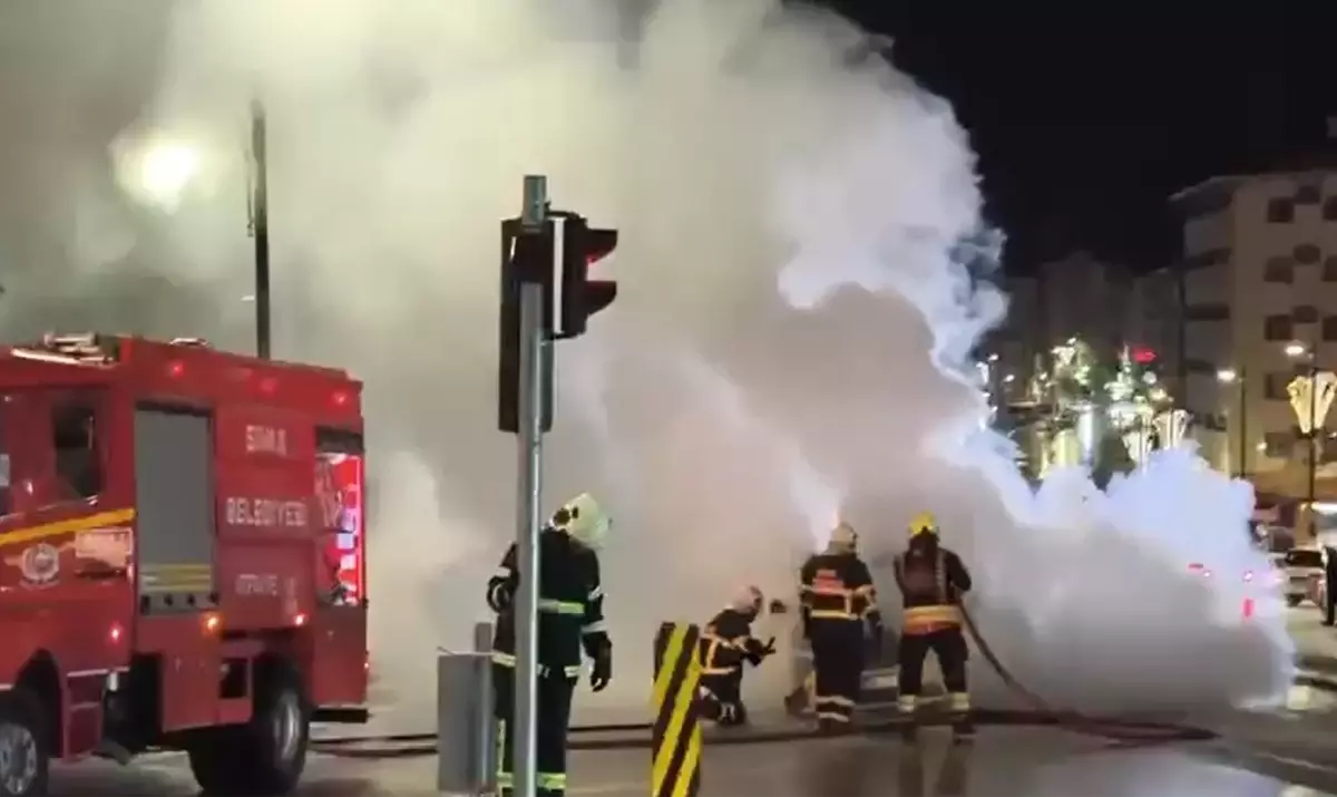 Sivas'ta Taksi Yangını: İtfaiye Hızlı Müdahalesiyle Kontrol Altına Alındı