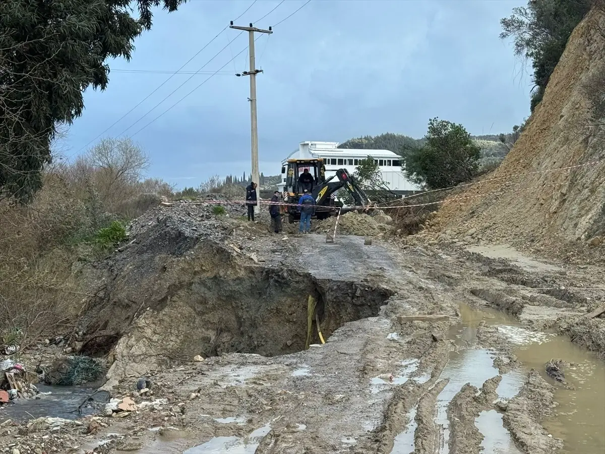 Sağanak sonrası Söke'de bir kısmı çöken tali yol trafiğe kapatıldı