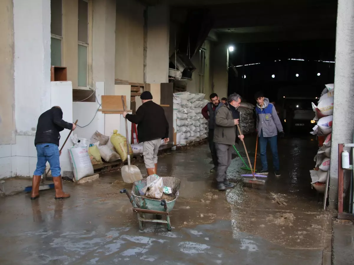 Uşak'ta Şiddetli Yağışlar 35 İşyerini Sular Altına Çekti