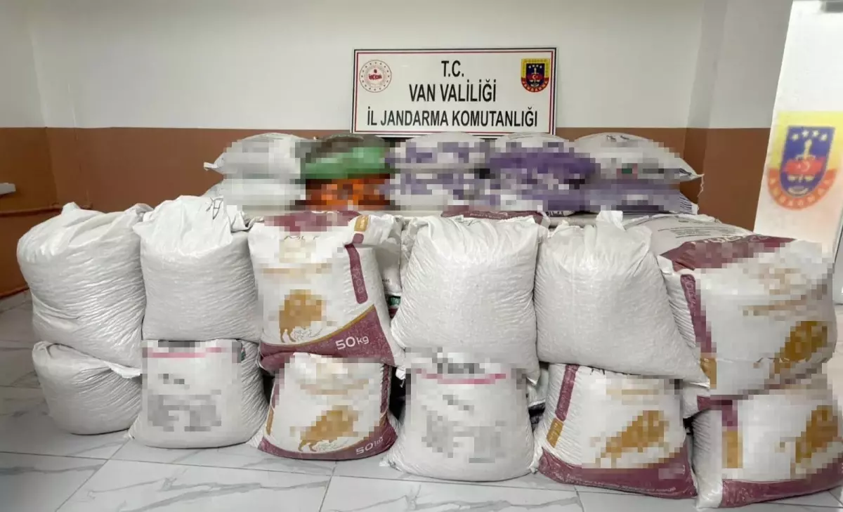 Van'ın Başkale İlçesinde 1,85 Ton Kaçak İran Gıdası Gümrükte Ele Geçirildi