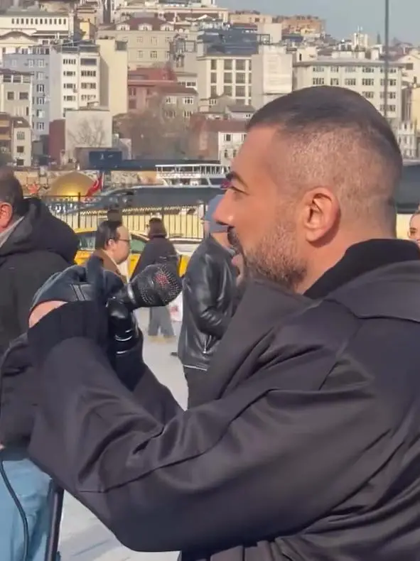 Sokakta toplanan kalabalık