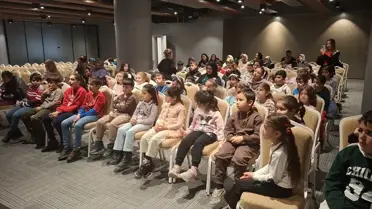 Kukla gösterisi sırasında çocuklar