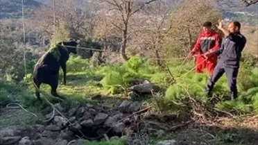 Kepçe yardımıyla kuyu içinde temizlik yapan itfaiye ekibi