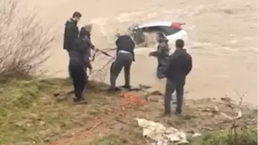 Dereye düşen otomobilin ana fotoğrafı
