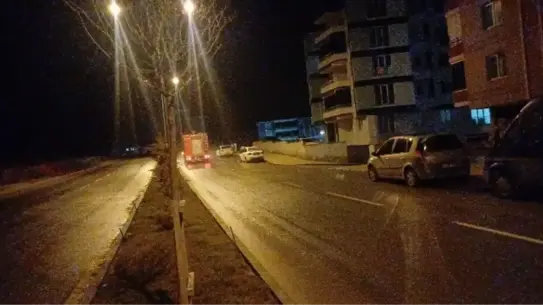 Yangın söndürülürken itfaiye ekipleri