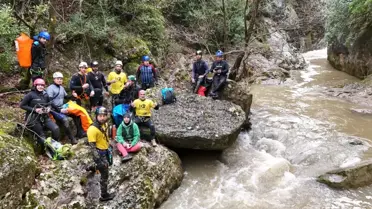 Dağcılar Sölöz Kanyonu'nda su seviyesinin yükselmesiyle mücadele ediyor