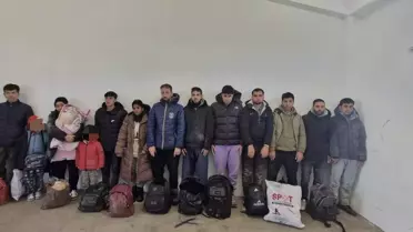 Yakalanan göçmenler polis karakolunda