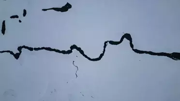 Karayazı’da karla kaplı mendereslerin yakın çekimi