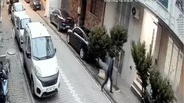 Kaldırıma park edilmiş araçların yakın çekim görüntüsü