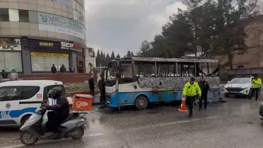 Yangın sonrası söndürülmüş midibüs