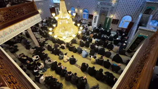 Gençlerin toplu namaz anı