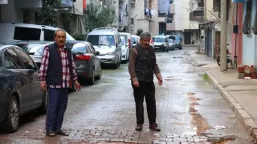 Buca’da mahalle sakinlerinin yol onarımını gösteren fotoğraf