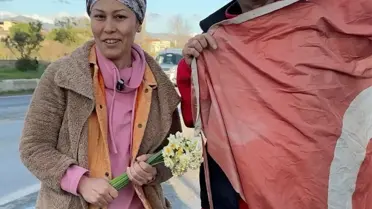 Ömer Akbaş'ın bayrağı kurtardığı an