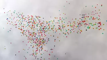 Gökyüzüne bırakılan renkli balonlar