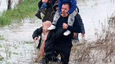 Sel sonrası kurtarılan baba ve çocuklar