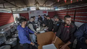 Mavi Marmara Derneği çalışanları yemek hazırlıyor