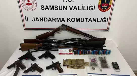 Operasyondan elde edilen silah ve uyuşturucu örnekleri